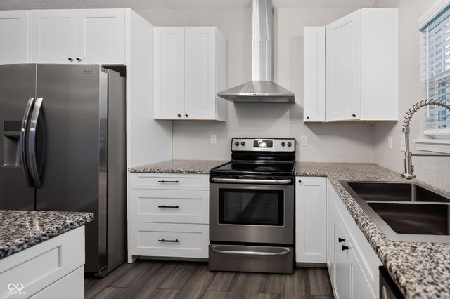 3220 Lakestream Drive, Columbus, IN 47201