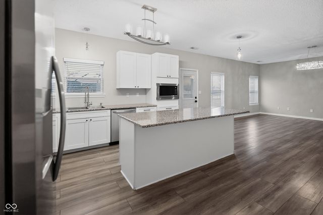 3220 Lakestream Drive, Columbus, IN 47201