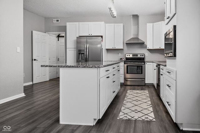 3220 Lakestream Drive, Columbus, IN 47201