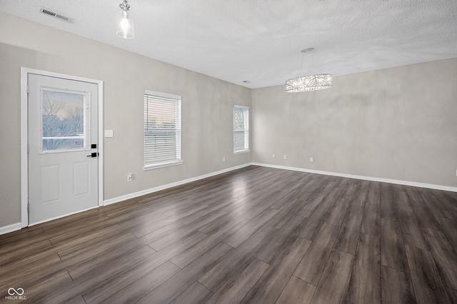 3220 Lakestream Drive, Columbus, IN 47201