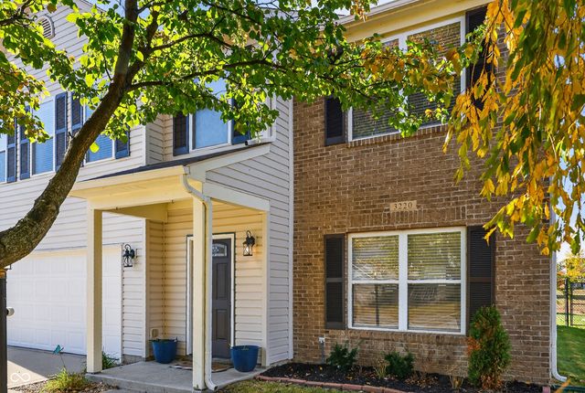 3220 Lakestream Drive, Columbus, IN 47201