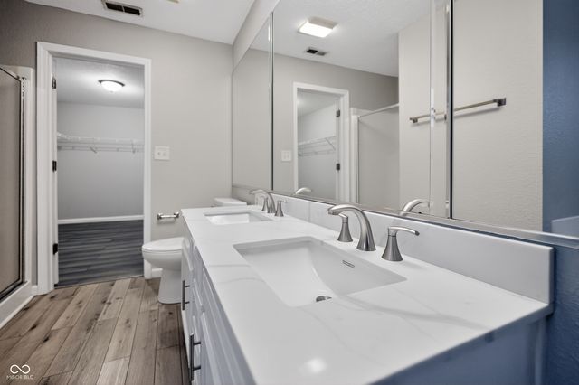 3220 Lakestream Drive, Columbus, IN 47201