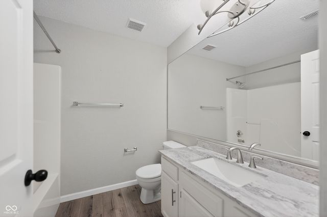 3220 Lakestream Drive, Columbus, IN 47201