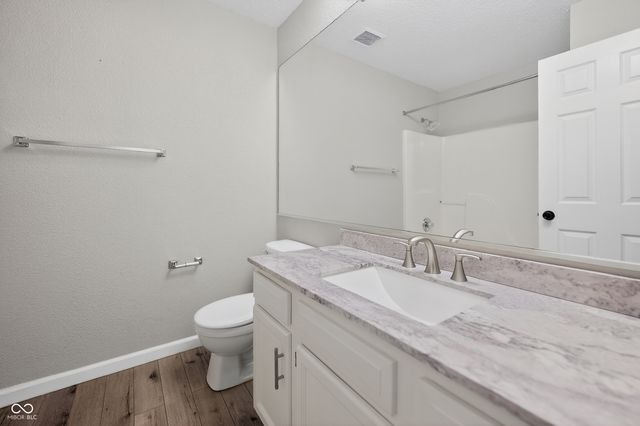 3220 Lakestream Drive, Columbus, IN 47201