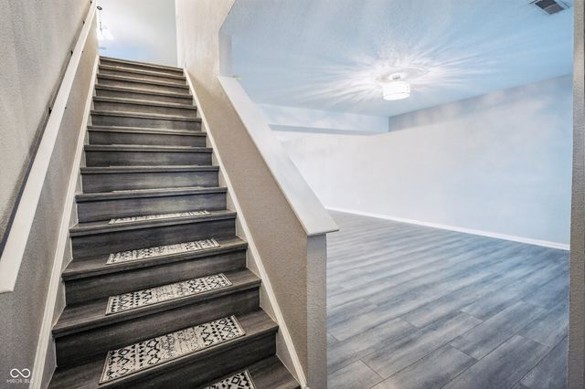 3220 Lakestream Drive, Columbus, IN 47201