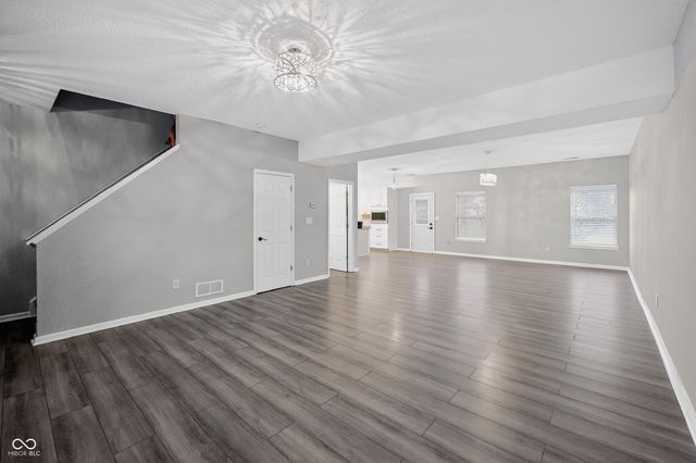 3220 Lakestream Drive, Columbus, IN 47201