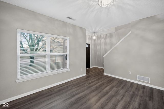 3220 Lakestream Drive, Columbus, IN 47201