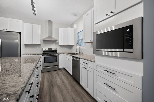 3220 Lakestream Drive, Columbus, IN 47201