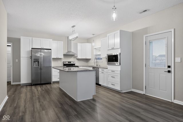 3220 Lakestream Drive, Columbus, IN 47201