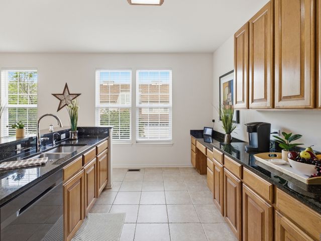 490 Dolton Lane, Carol Stream, IL 60188