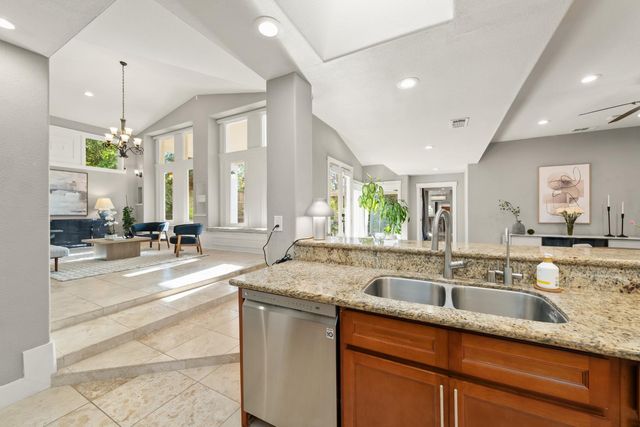 1561 Elsdon Cir, Carmichael, CA 95608