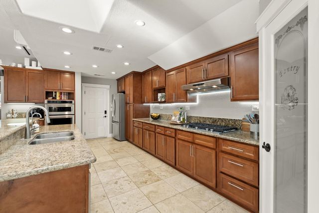 1561 Elsdon Cir, Carmichael, CA 95608