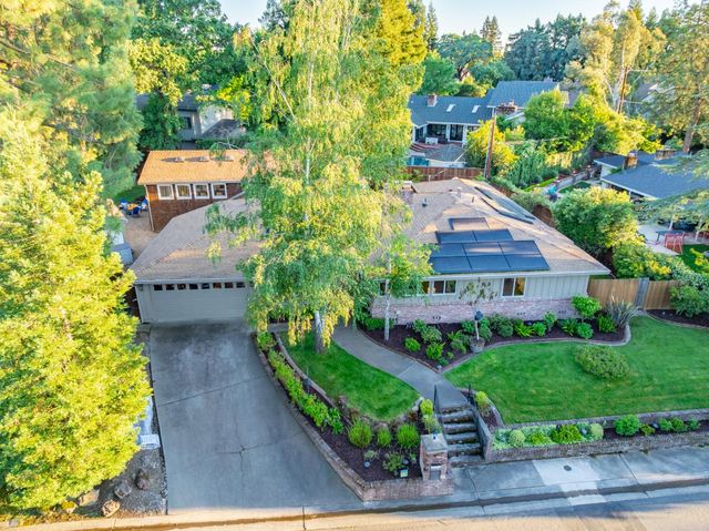 1561 Elsdon Cir, Carmichael, CA 95608