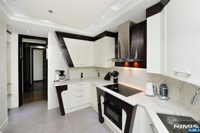 100 Carlyle Drive 14E-S, Cliffside Park, NJ 07010