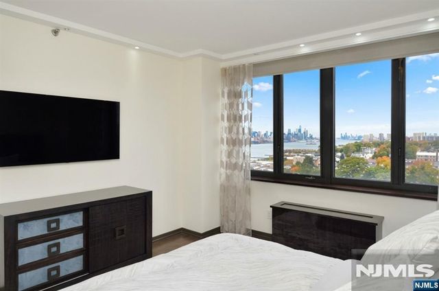 100 Carlyle Drive 14E-S, Cliffside Park, NJ 07010