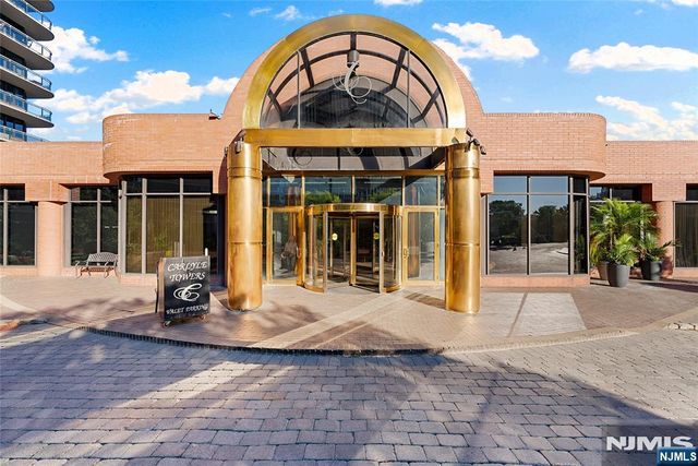 100 Carlyle Drive 14E-S, Cliffside Park, NJ 07010