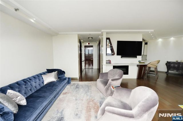 100 Carlyle Drive 14E-S, Cliffside Park, NJ 07010