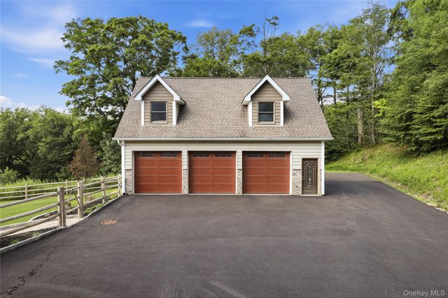 39 Julia Court, Mahopac, NY 10541