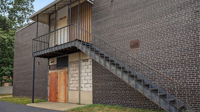 18610 W 8 MILE Road, Southfield, MI 48075