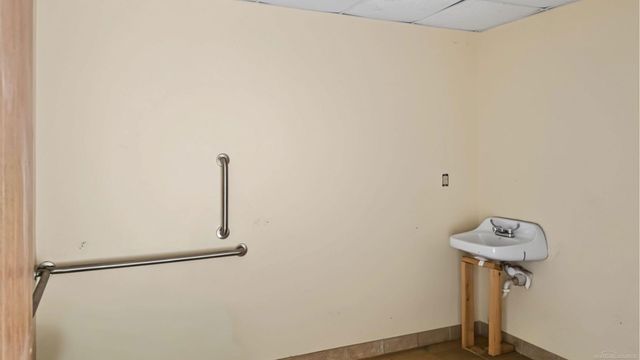 18610 W 8 MILE Road, Southfield, MI 48075