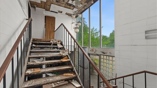 18610 W 8 MILE Road, Southfield, MI 48075