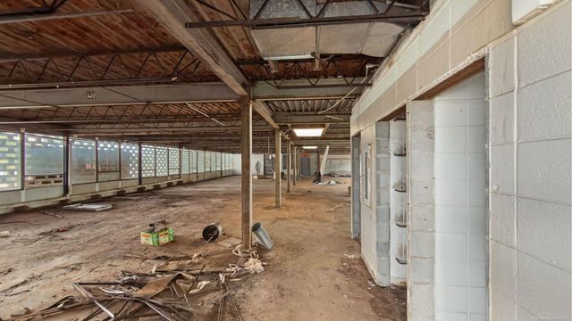 18610 W 8 MILE Road, Southfield, MI 48075
