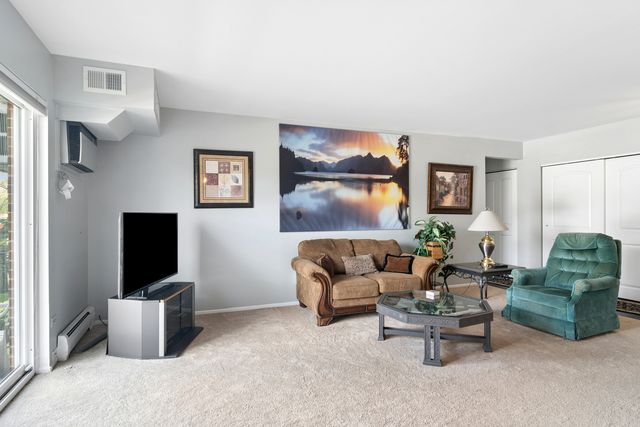 2407 E Olive Street 2F, Arlington Heights, IL 60004
