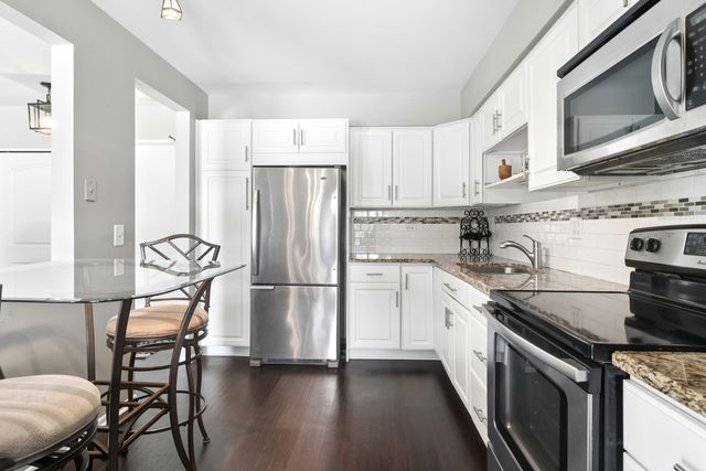 2407 E Olive Street 2F, Arlington Heights, IL 60004