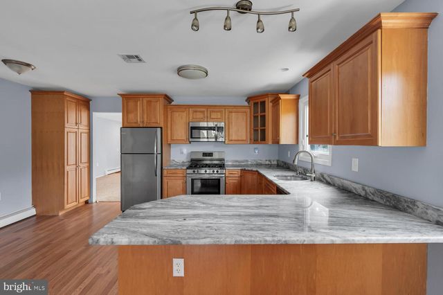 8 MANITOBA CT, Toms River, NJ 08757