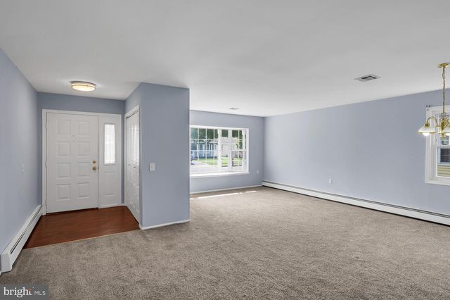 8 MANITOBA CT, Toms River, NJ 08757