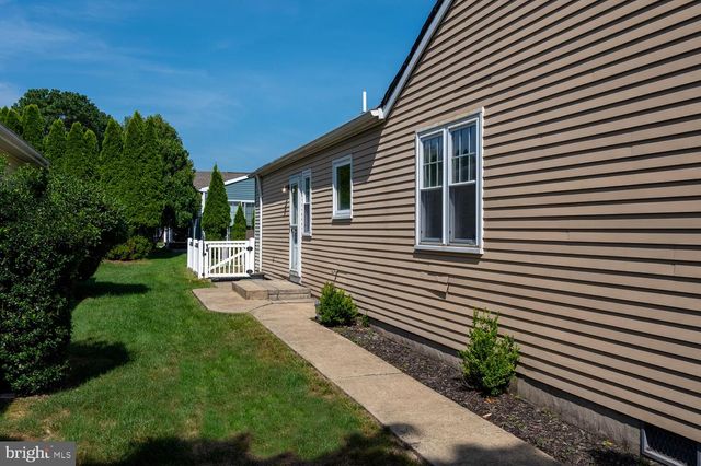 8 MANITOBA CT, Toms River, NJ 08757