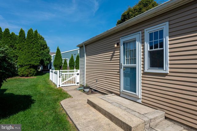 8 MANITOBA CT, Toms River, NJ 08757