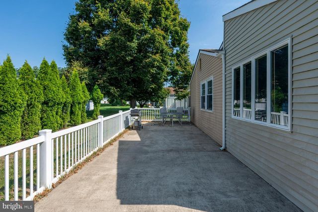 8 MANITOBA CT, Toms River, NJ 08757