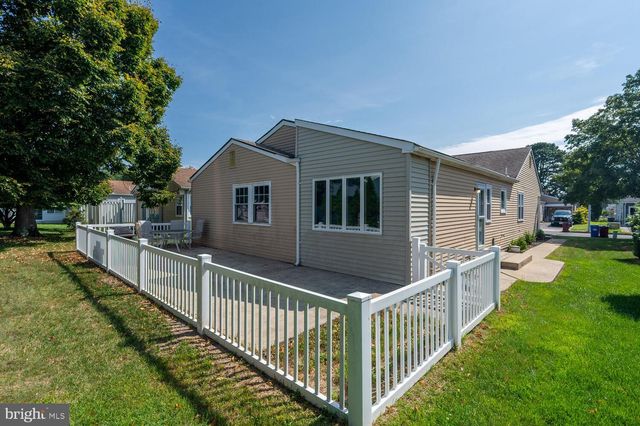 8 MANITOBA CT, Toms River, NJ 08757