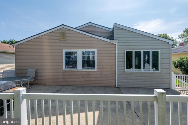 8 MANITOBA CT, Toms River, NJ 08757