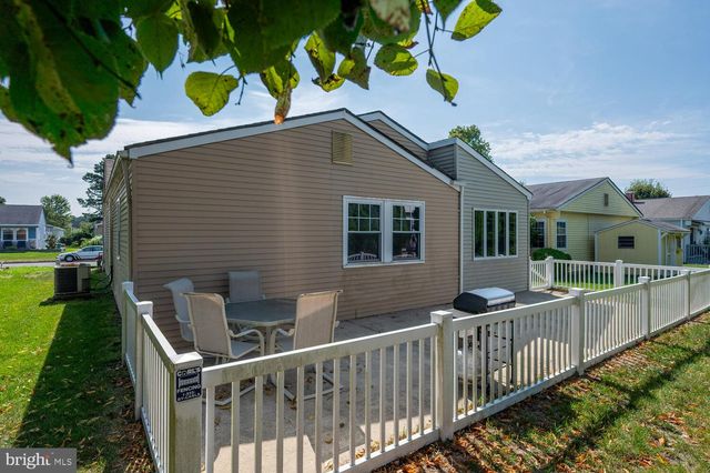 8 MANITOBA CT, Toms River, NJ 08757