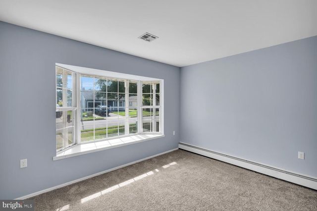 8 MANITOBA CT, Toms River, NJ 08757