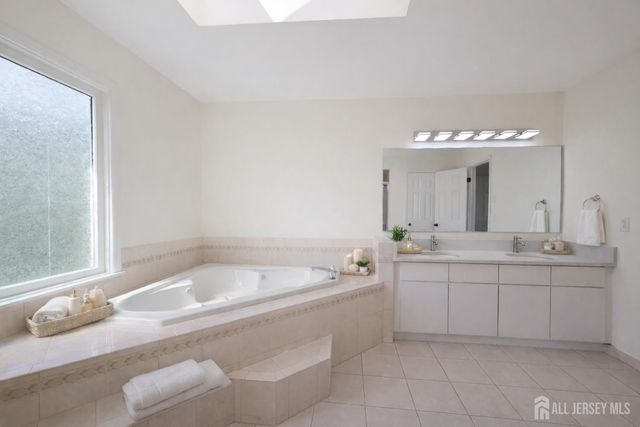 1 Alexander Drive, Monroe, NJ 08831