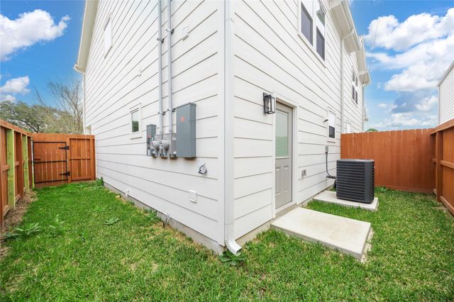 2753 Redrock Street B, Houston, TX 77088