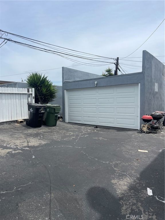 Image 3 of property listing at 304 N Market, Inglewood, CA 90302