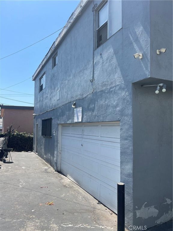 Image 4 of property listing at 304 N Market, Inglewood, CA 90302