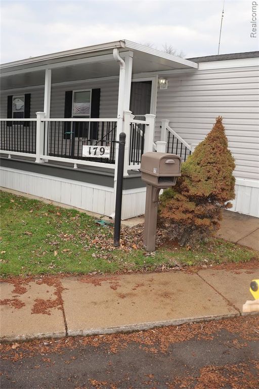 179 Terri Dr., Dearborn Heights, MI 48127