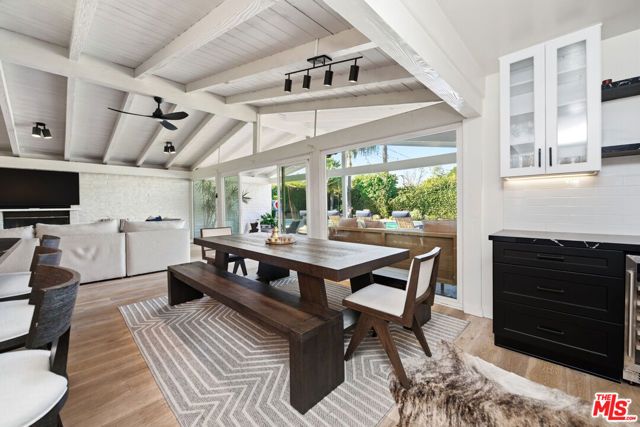 22428 Victory Boulevard, Woodland Hills (los Angeles), CA 91367