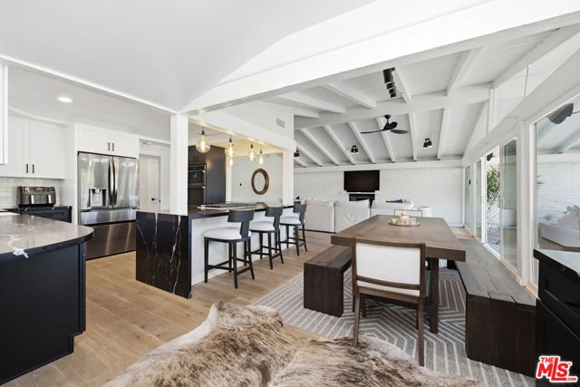 22428 Victory Boulevard, Woodland Hills (los Angeles), CA 91367