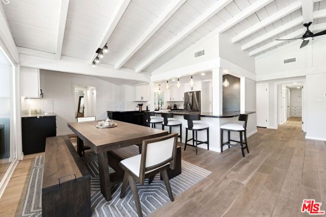 22428 Victory Boulevard, Woodland Hills (los Angeles), CA 91367