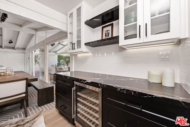 22428 Victory Boulevard, Woodland Hills (los Angeles), CA 91367