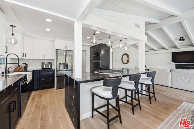 22428 Victory Boulevard, Woodland Hills (los Angeles), CA 91367