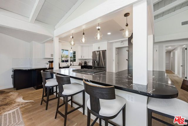 22428 Victory Boulevard, Woodland Hills (los Angeles), CA 91367