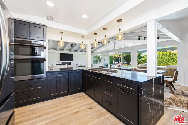 22428 Victory Boulevard, Woodland Hills (los Angeles), CA 91367