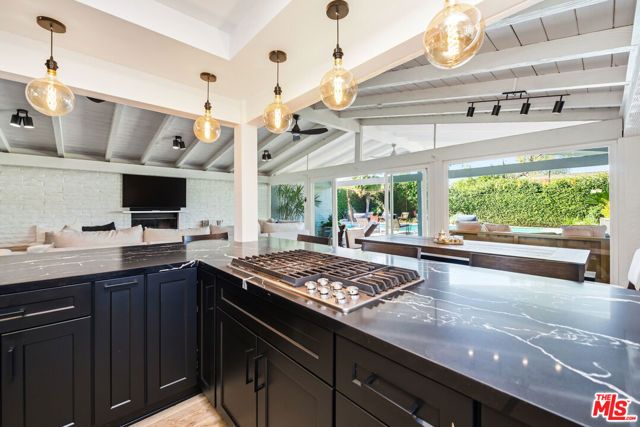 22428 Victory Boulevard, Woodland Hills (los Angeles), CA 91367